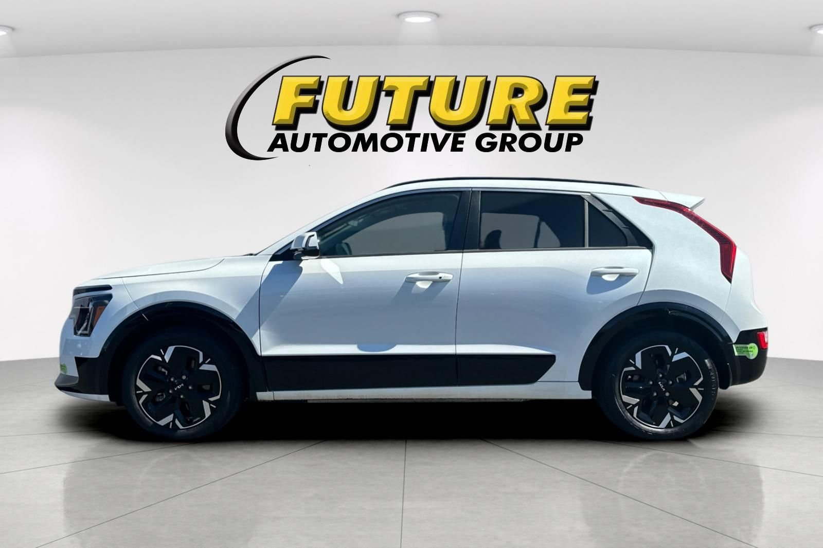 Used 2023 White Kia Wind image 7