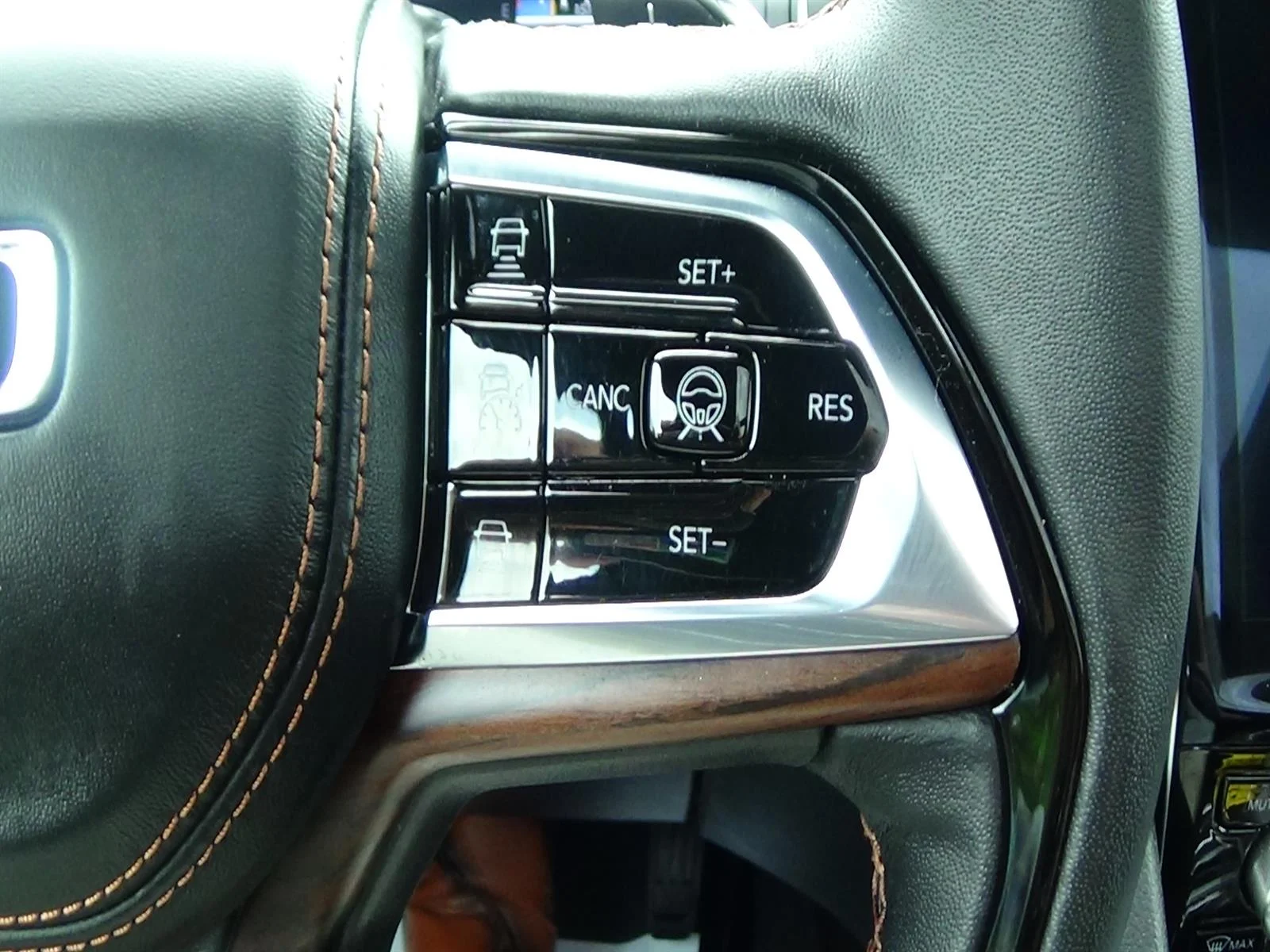 Used 2025 Diamond Black Crystal Pearl Coat (pxj) Jeep Summit image 24