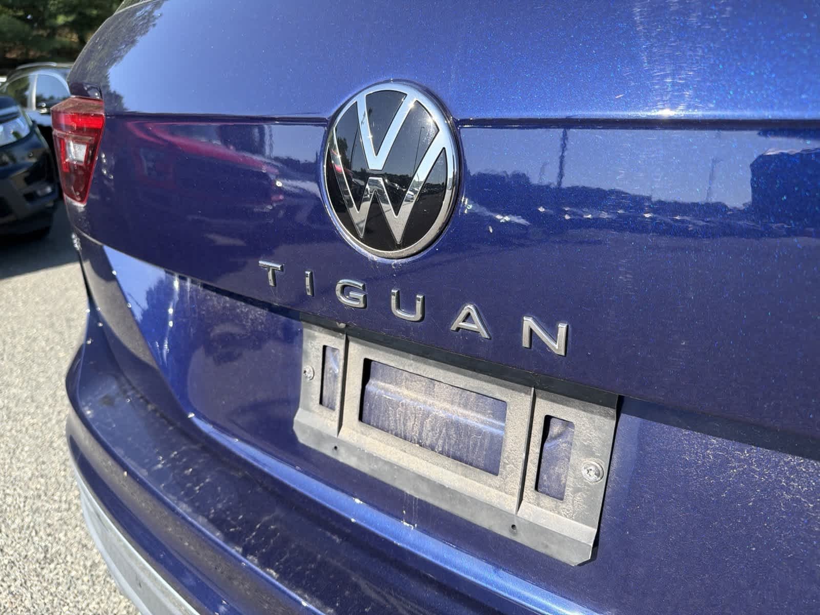 Used 2022 Atlantic Blue Metallic Volkswagen SE image 24