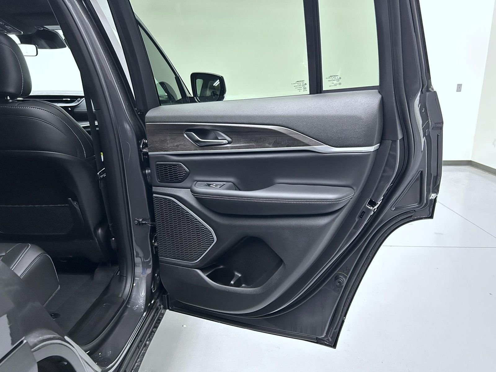 New 2026 Baltic Gray Metallic Clear-Coat Exterior Paint Jeep Limited image 17