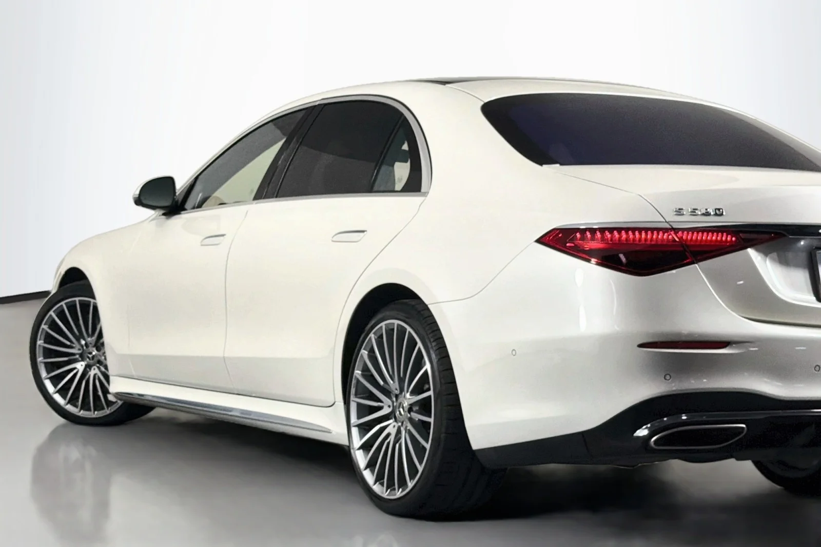 Certified Used 2023 MANUFAKTUR Diamond White Mercedes-Benz S 580 image 16