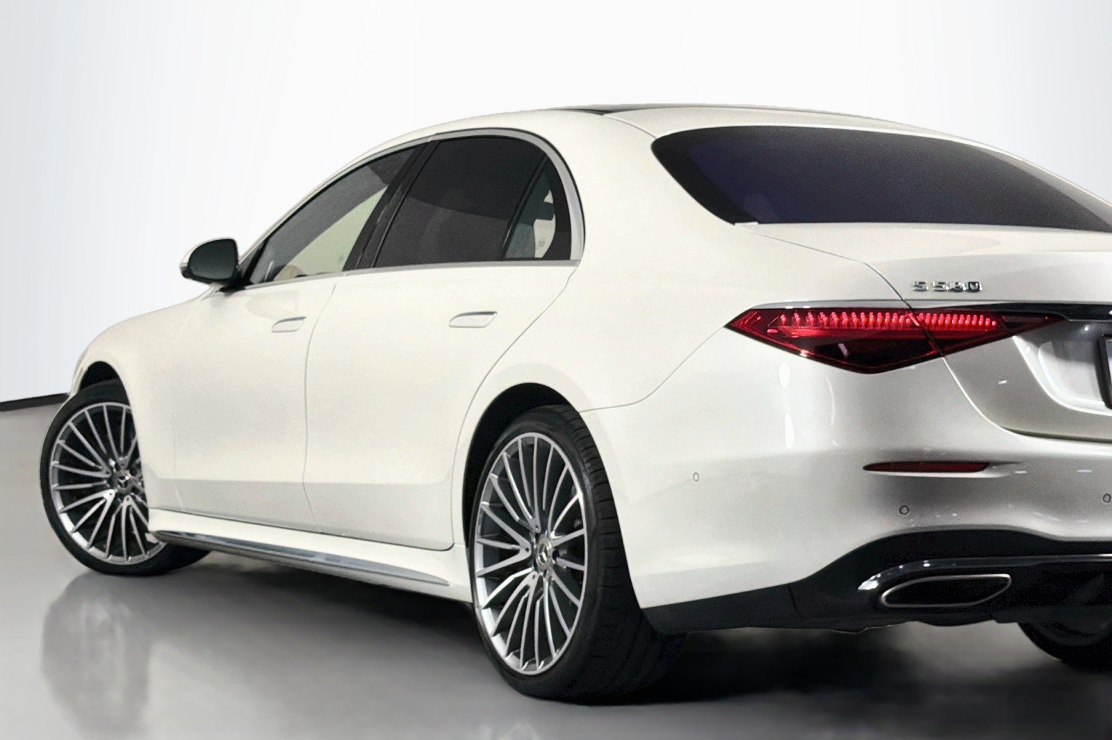Certified Used 2023 MANUFAKTUR Diamond White Mercedes-Benz S 580 image 15