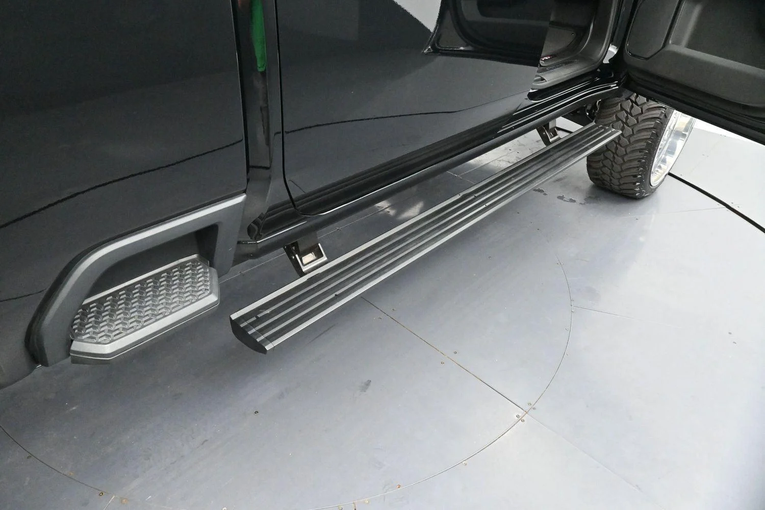 Used 2025 Onyx Black GMC AT4 image 9