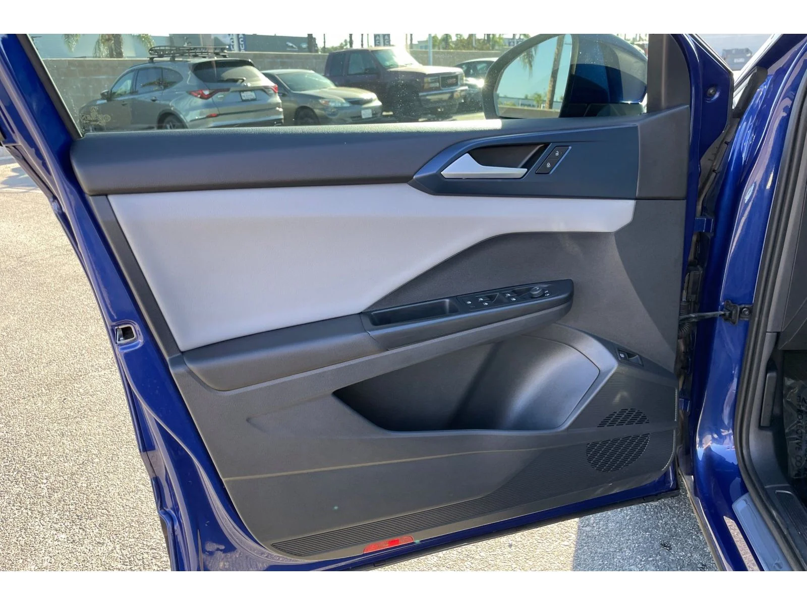 Used 2023 Dusk Blue Metallic Volkswagen SE image 10
