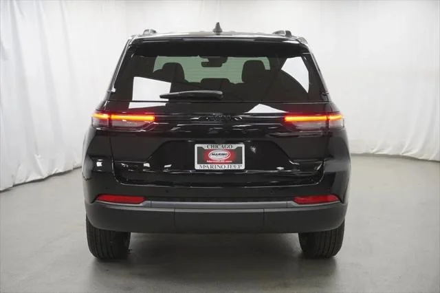 New 2026 Diamond Black Crystal Pearl-Coat Exterior Paint Jeep Laredo image 10