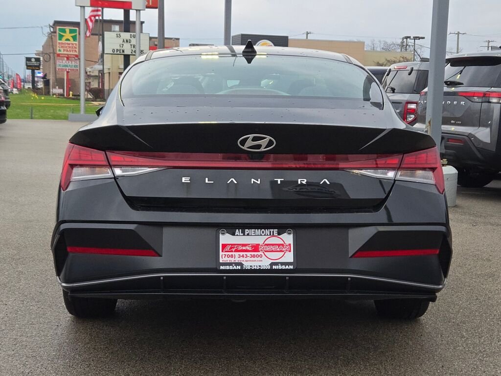 Used 2025 Black Hyundai SEL Convenience image 13