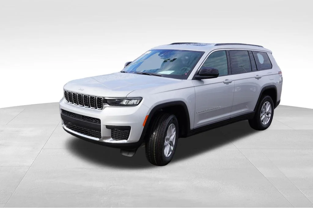New 2026 Silver Zynith Exterior Paint Jeep Laredo image 7