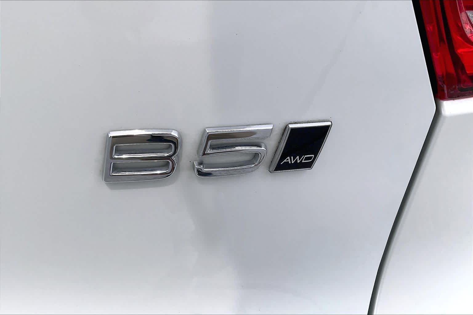 Used 2023 Crystal White Metallic Volvo Plus Dark Theme image 9