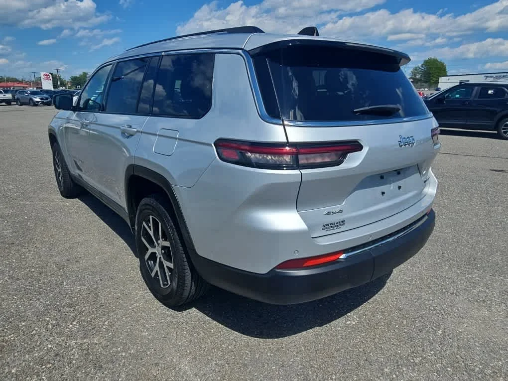 Used 2023 Silver Zynith Jeep Limited image 5