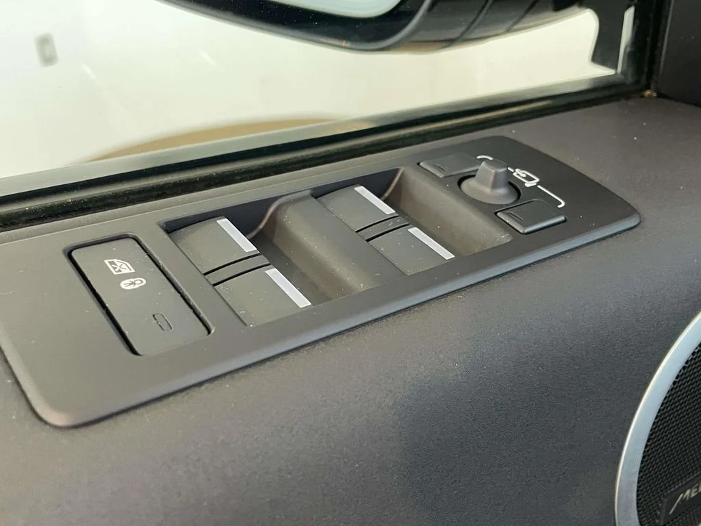 Used 2025 Fuji White Land Rover S image 36