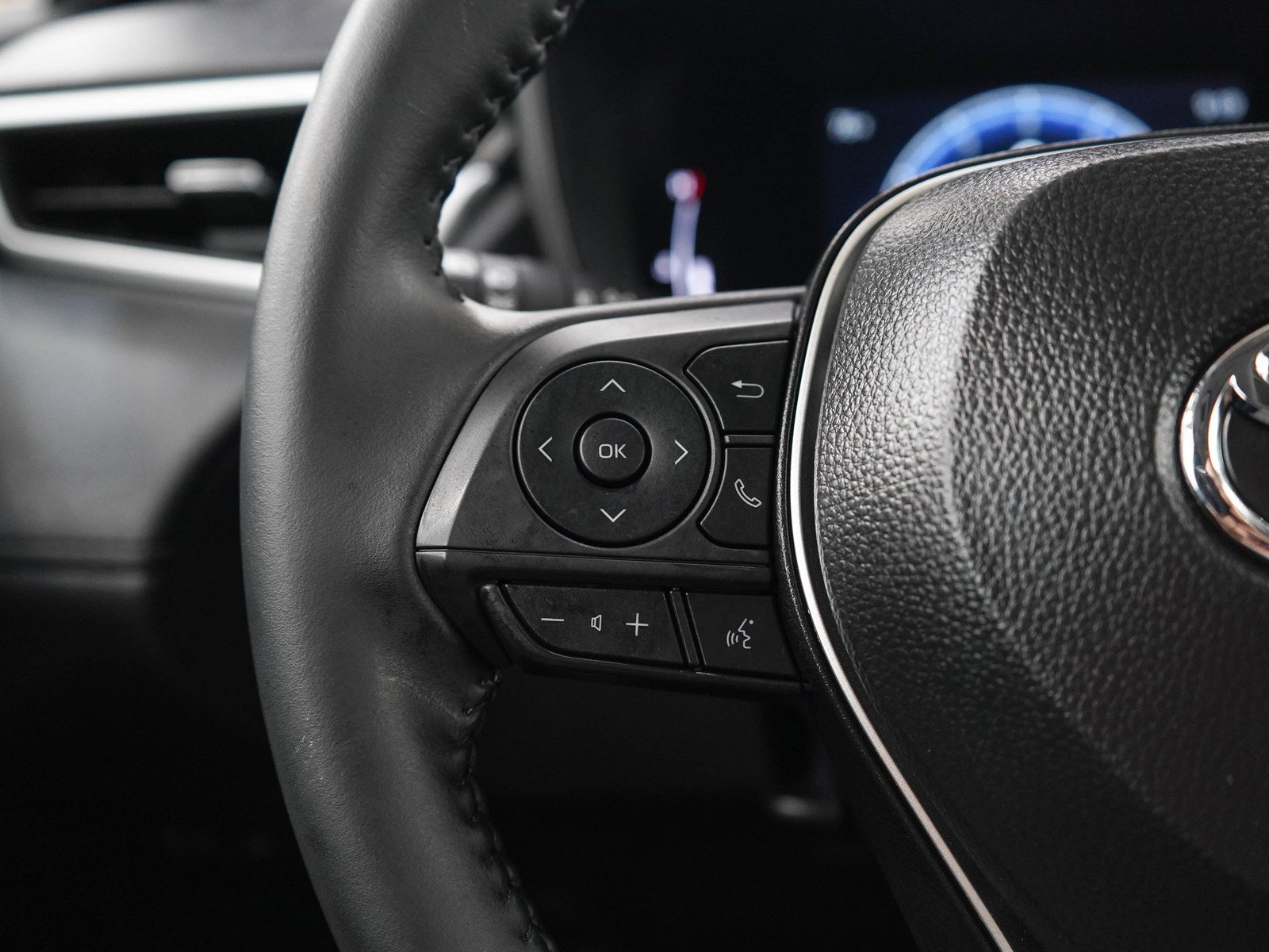 Used 2025 Jet Black Toyota XLE image 27