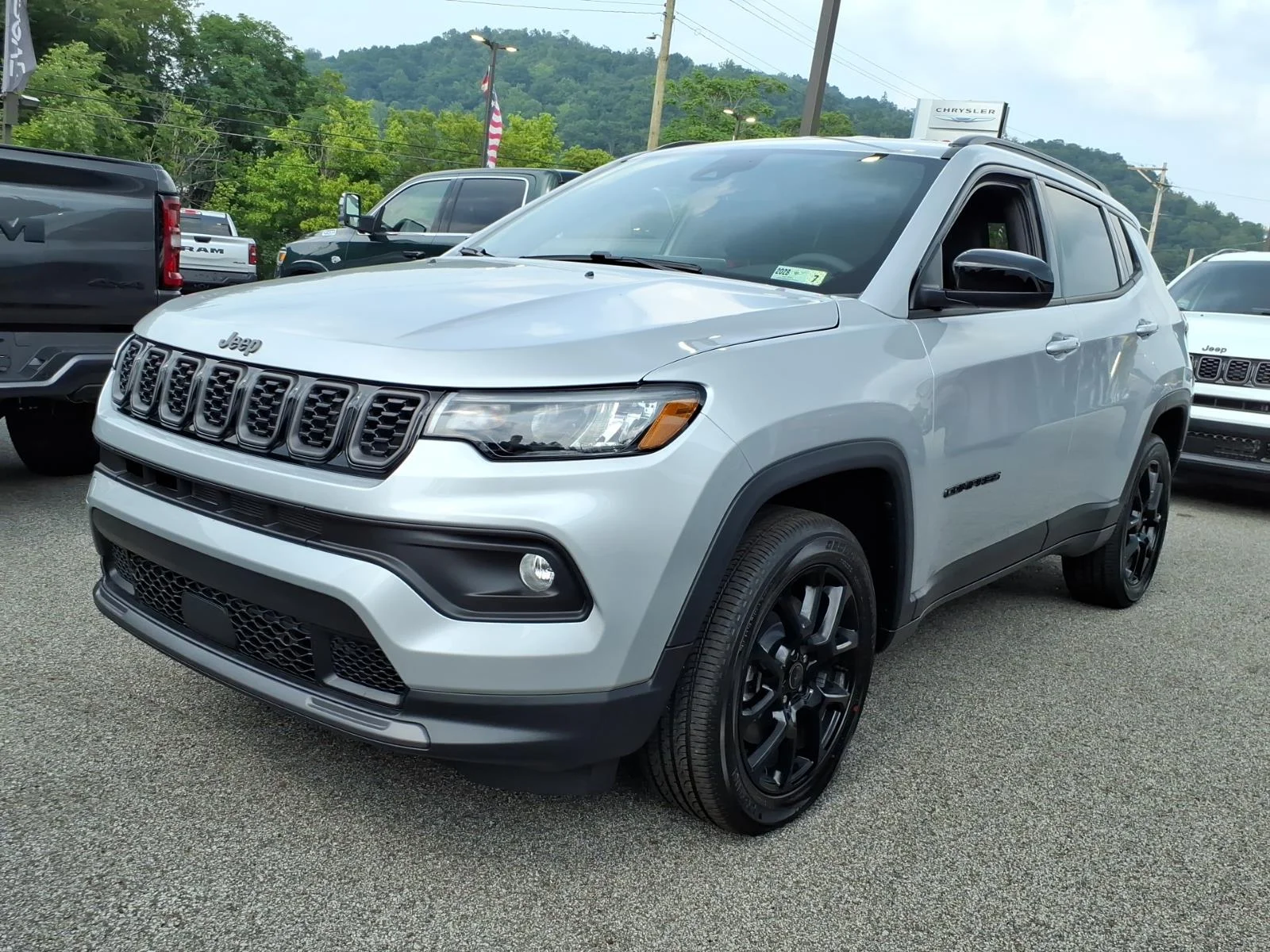 New 2026 Silver Zynith Metallic Clearcoat Jeep Latitude image 2