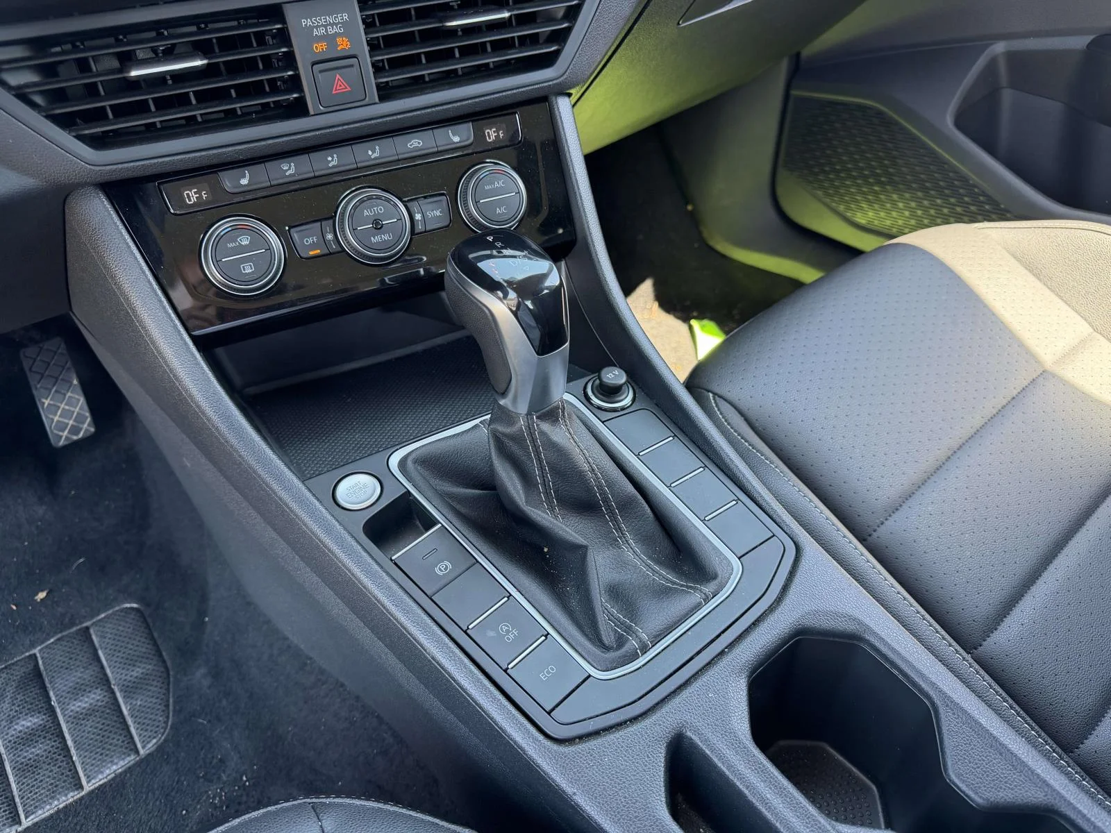 2024 Volkswagen Jetta SE - Photo 24