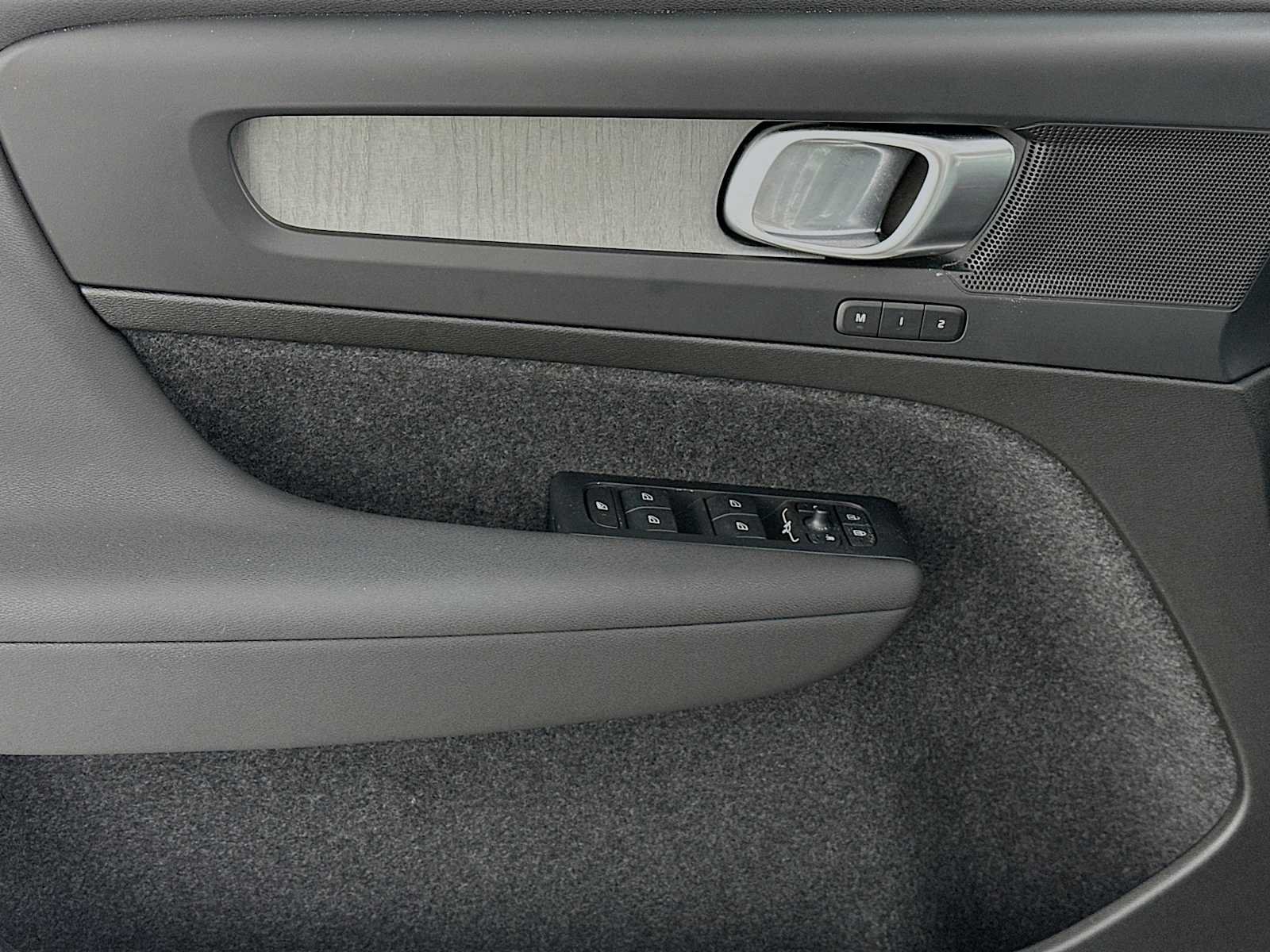 2025 Volvo XC40 Plus - Photo 17