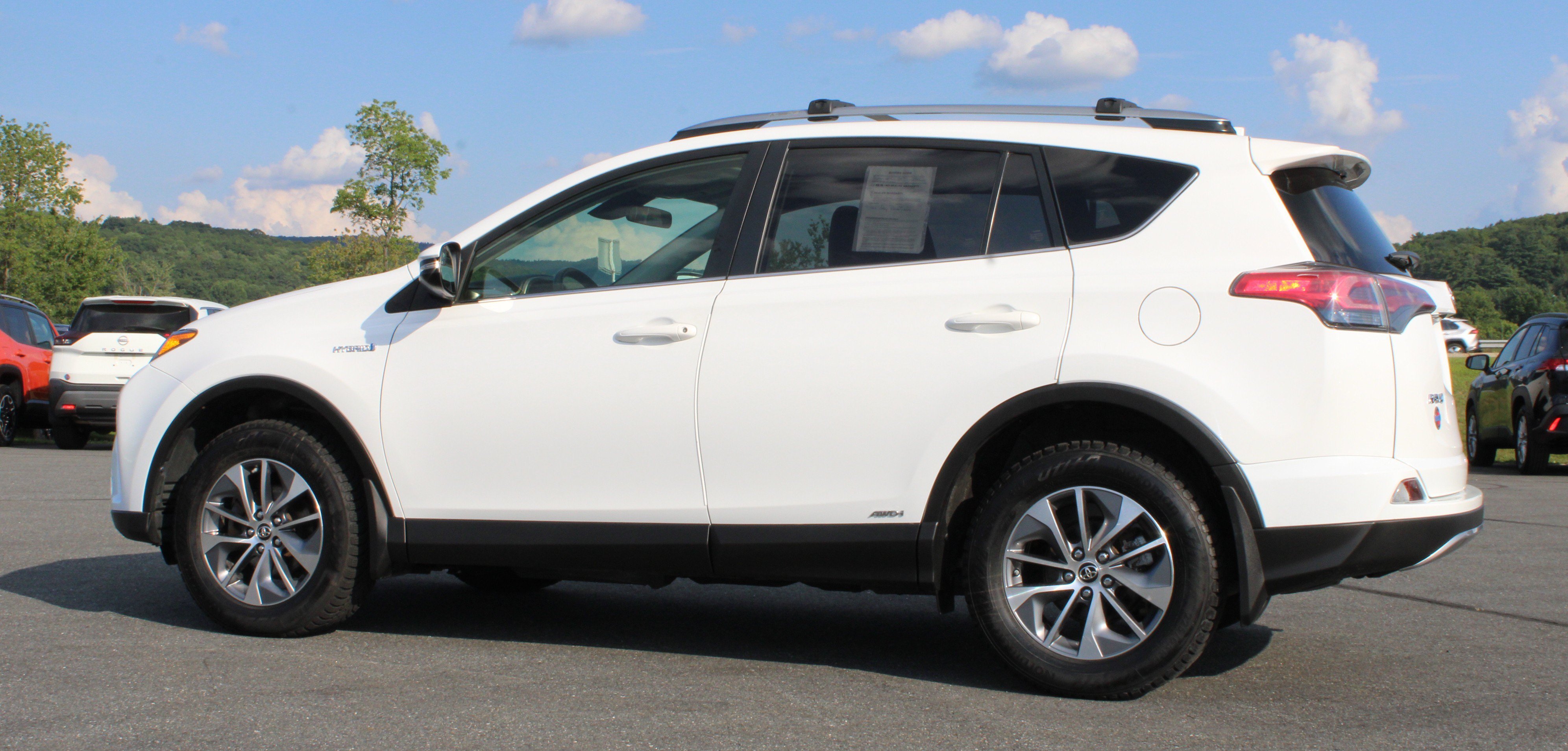 Used 2018 White Toyota  image 13