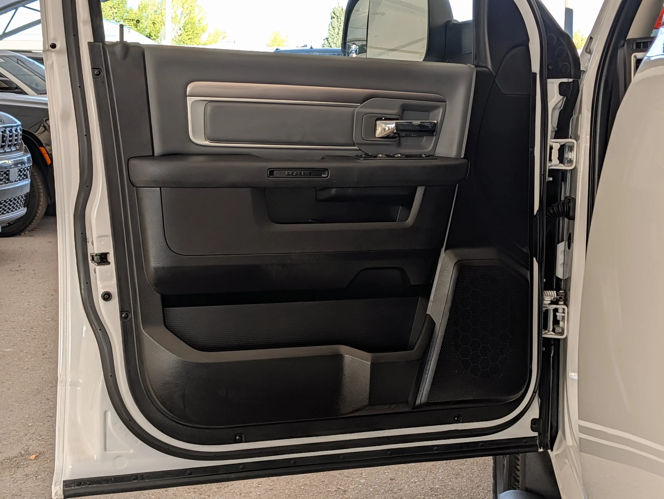 Used 2023 White RAM SLT - Trailerin Pkg - 5.7L HEMI - LOW KMS - P - SLT 4x4 Crew Cab 57 Box image 12