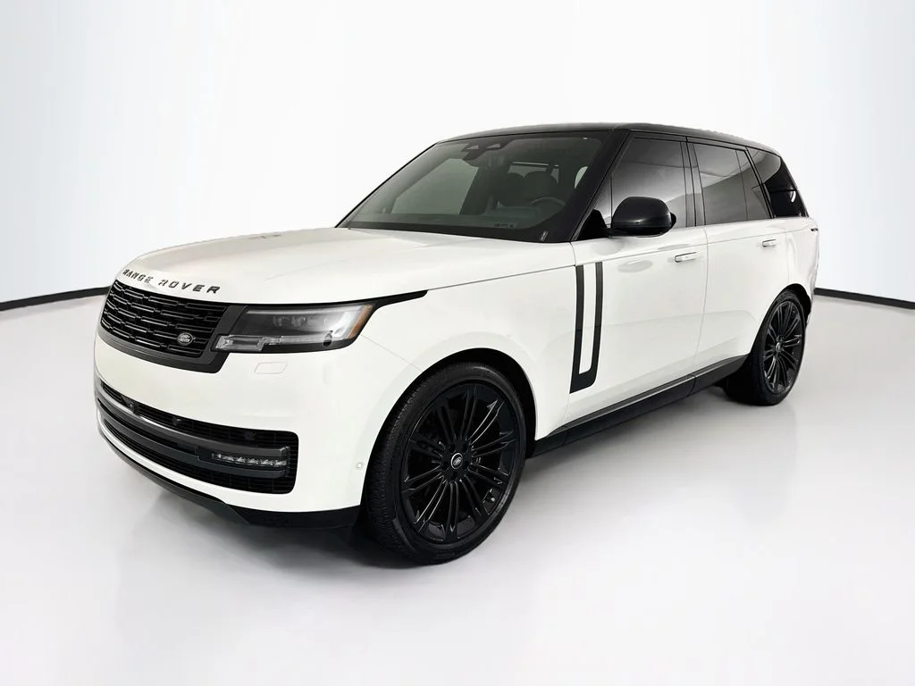 Used 2025 White Land Rover SE image 1