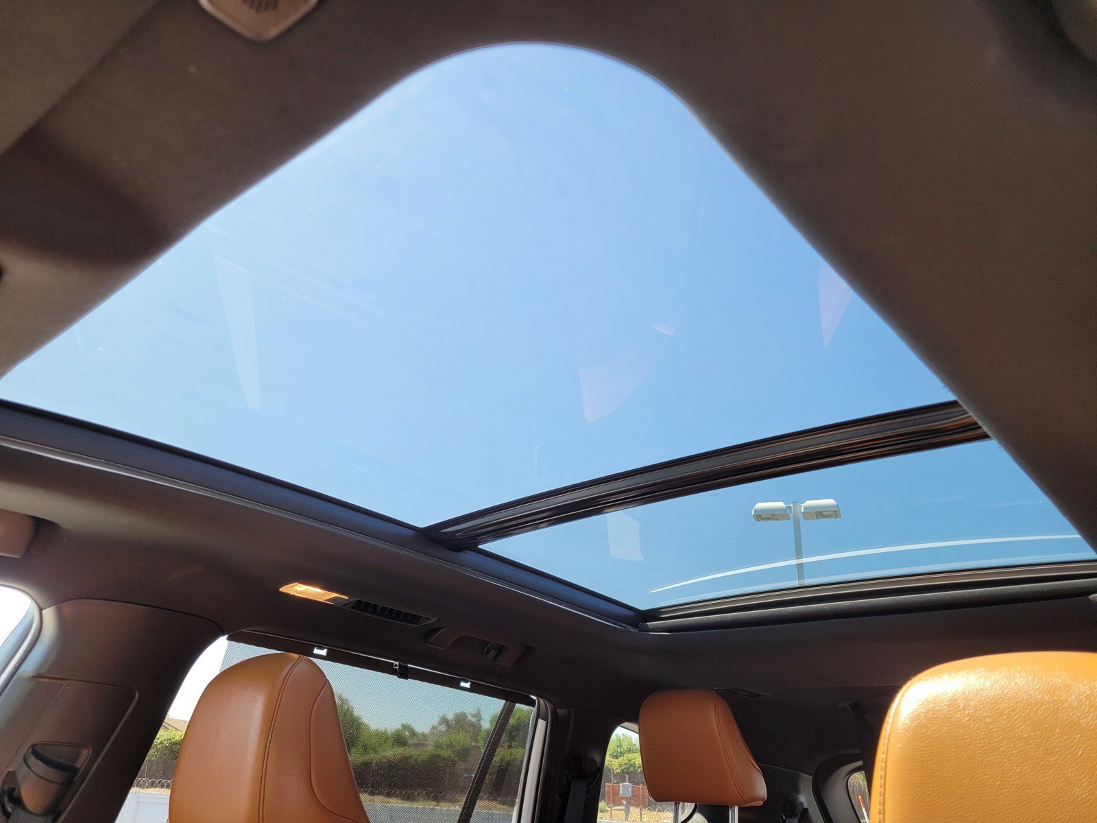 Used 2023 White Toyota  image 17