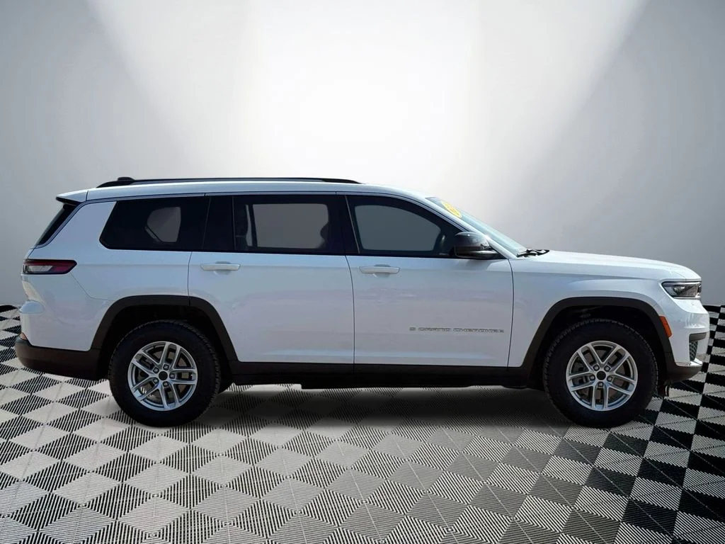 Used 2023 White Jeep Laredo image 5