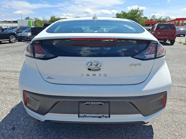 Used 2020 White Hyundai SE image 4