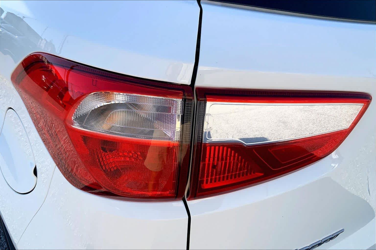 Used 2022 Diamond White Ford SE image 27