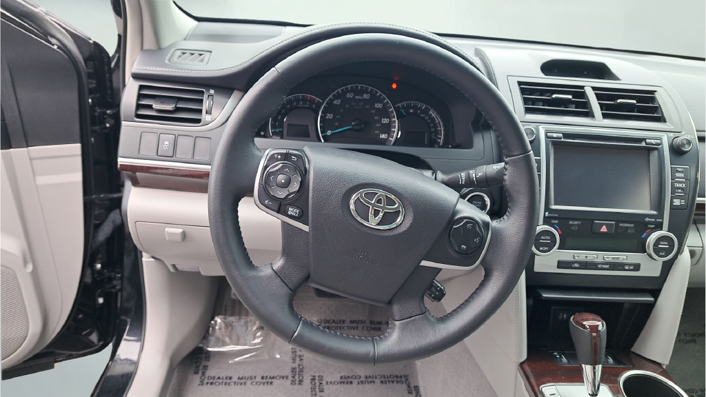 Used 2014 Black Toyota XLE image 18