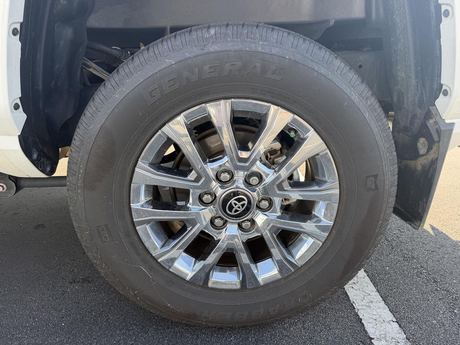 Used 2025 Wind Chill Pearl Toyota Limited image 9