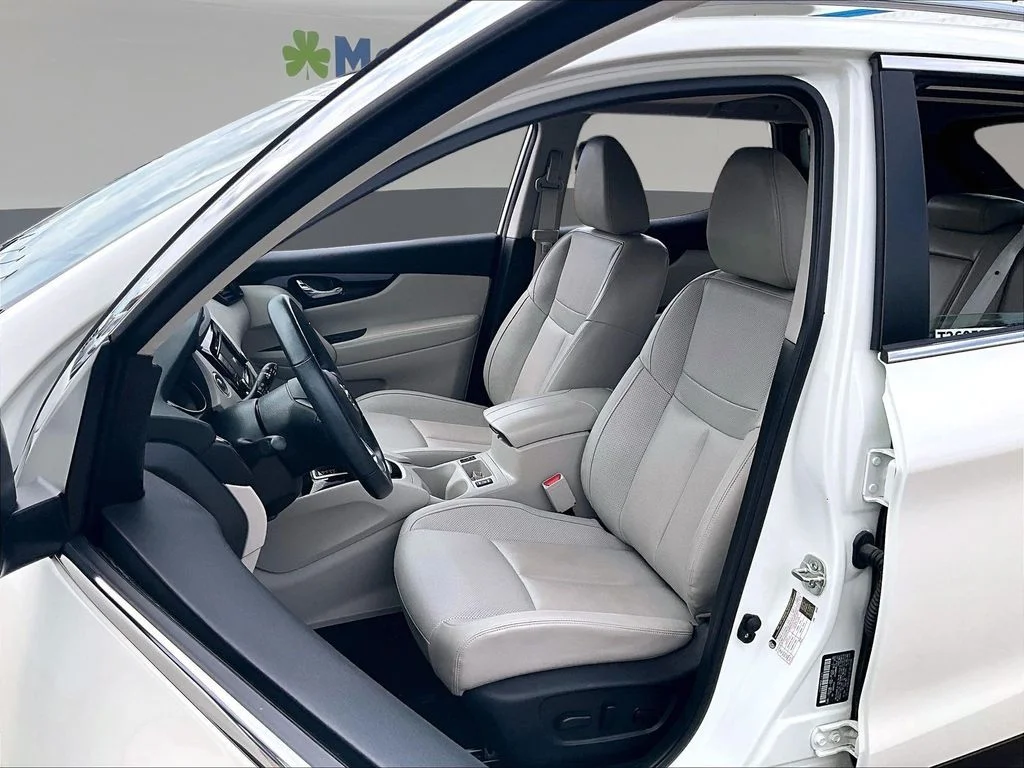 Used 2022 White Nissan SL image 24