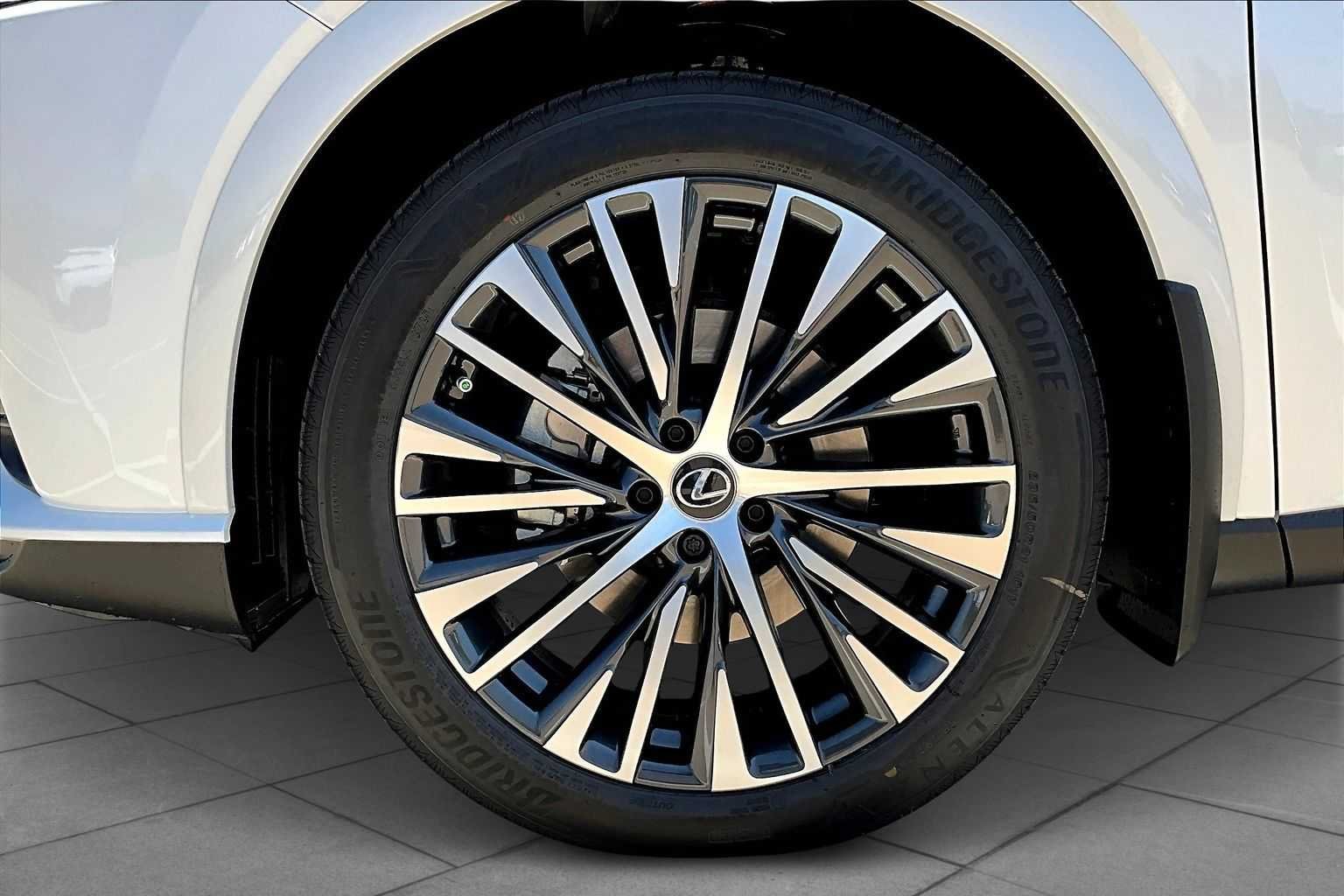 Used 2025 Eminent White Pearl Lexus Premium Plus image 11