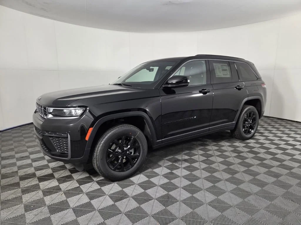 New 2026 Diamond Black Crystal Pearl-Coat Exterior Paint Jeep Laredo Altitude image 8