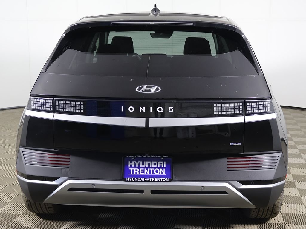 Used 2023 Black Hyundai SE image 12