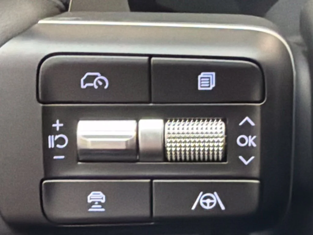 New 2027 Shimmering Silver Hyundai SEL image 22