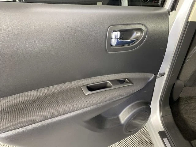 Used 2010 Silver Nissan S image 22