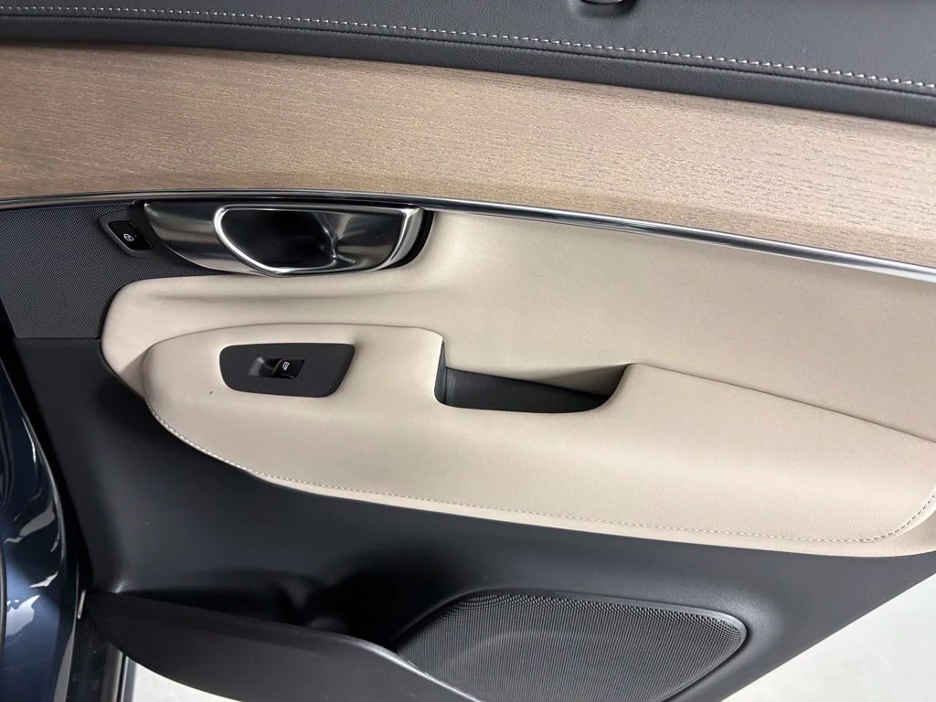 New 2027 Blue Volvo B6 Plus 7-Seater image 15
