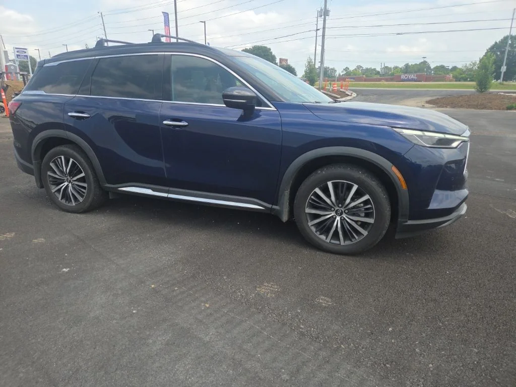 Used 2024 Blue INFINITI Autograph image 18