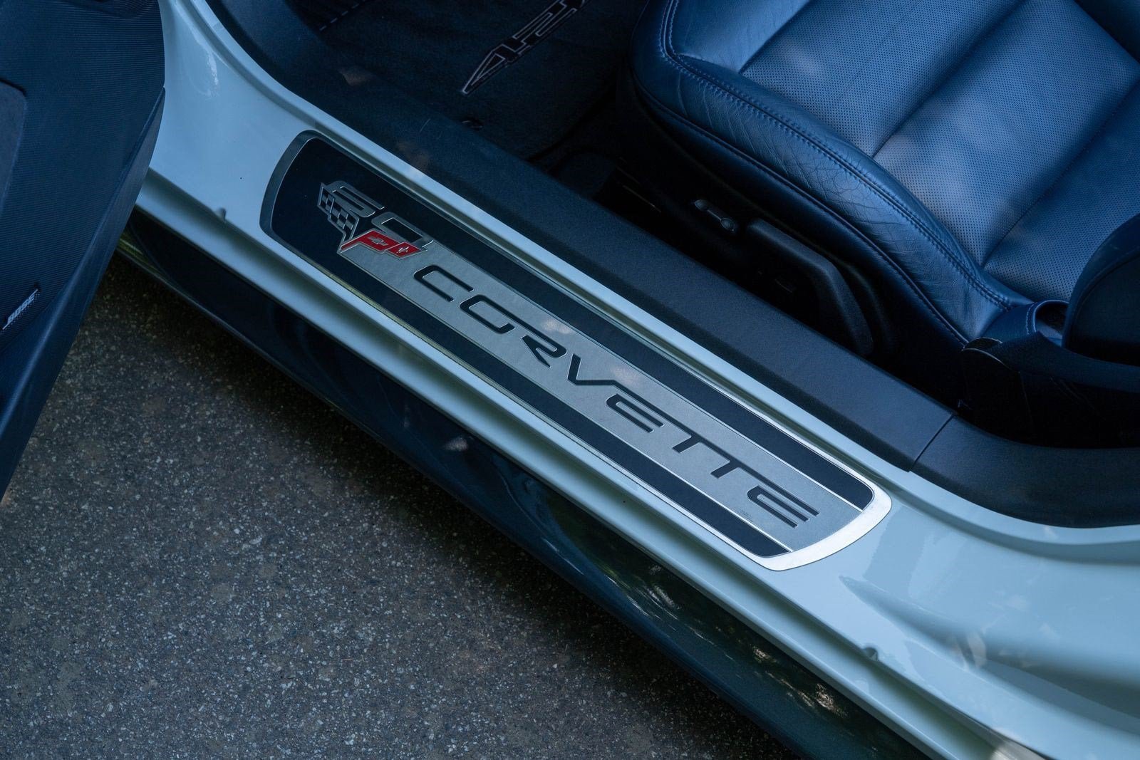 Used 2013 Arctic White Chevrolet 427 1SC image 20