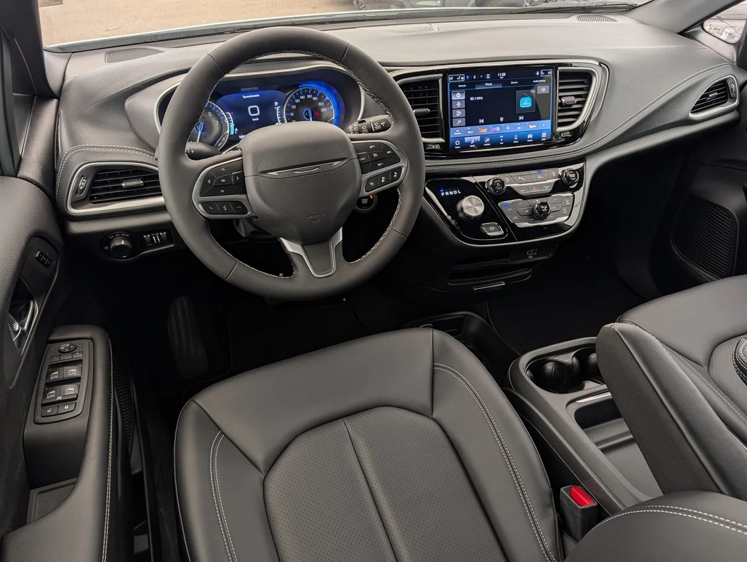 New 2027 White Chrysler Select - - AWD - 3.6L Pentastar V6 - Adaptive Cruise Control - Blind Spot Monitor & More! image 25
