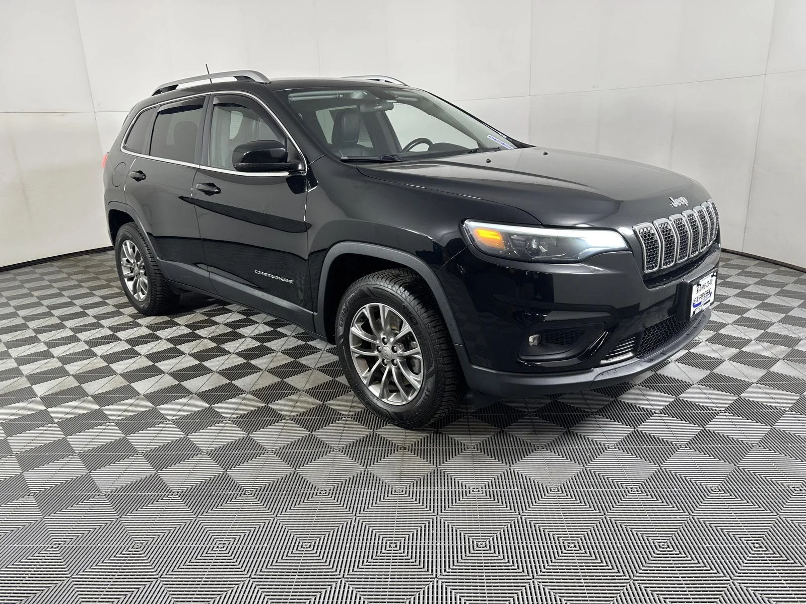 Used 2019 Diamond Black Crystal Pearlcoat Jeep Latitude Plus image 10