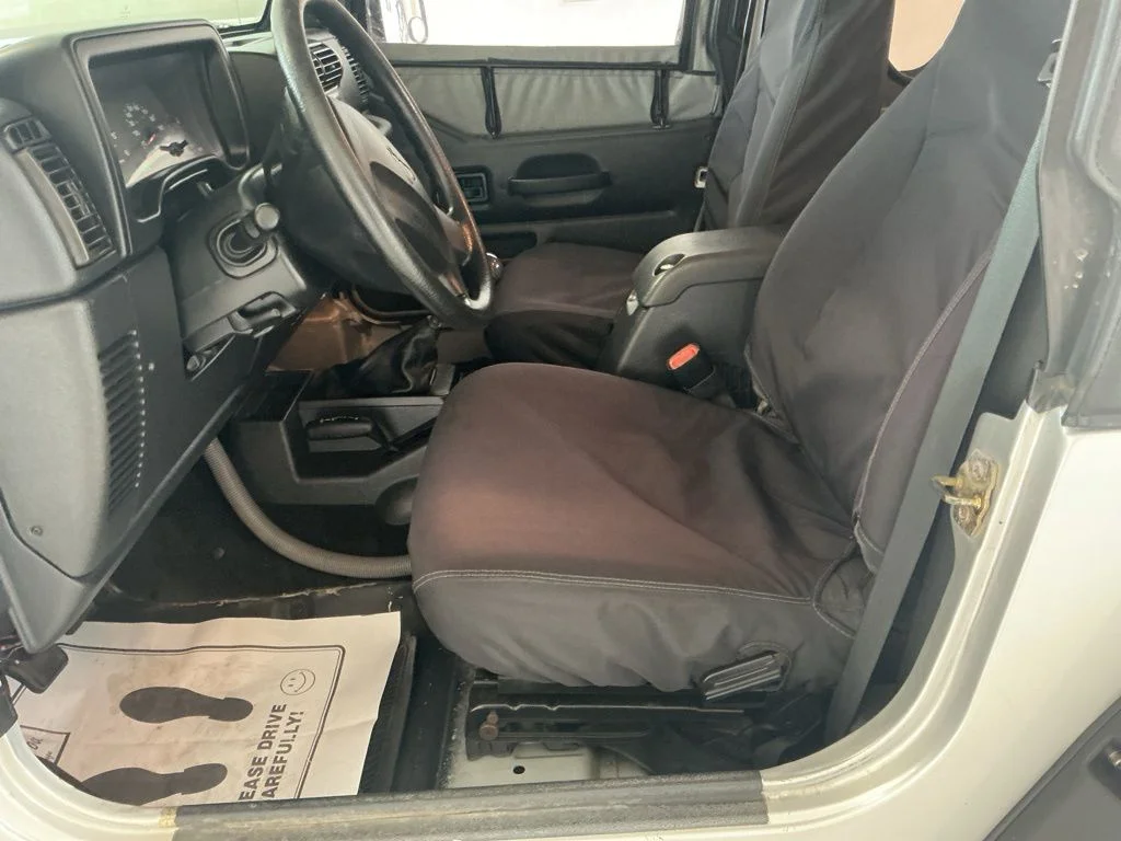 Used 2005 Bright Silver Metallic Clearcoat Jeep X image 10