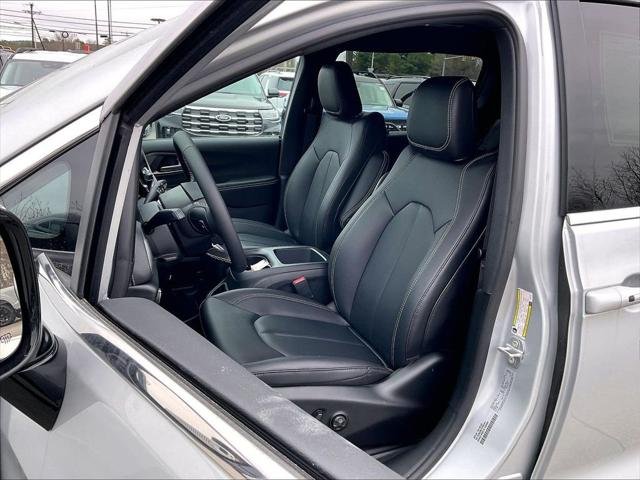 New 2026 Silver Mist Clear-Coat Exterior Paint Chrysler Select image 37
