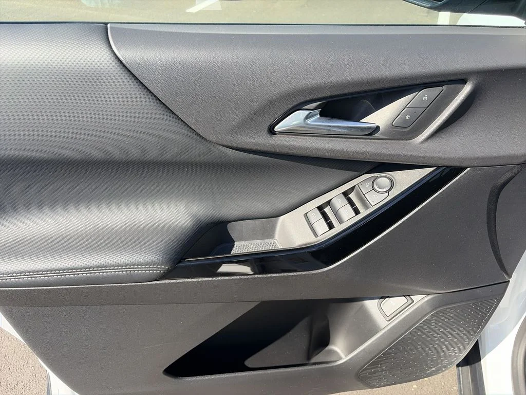 Used 2025 White Chevrolet LT image 13