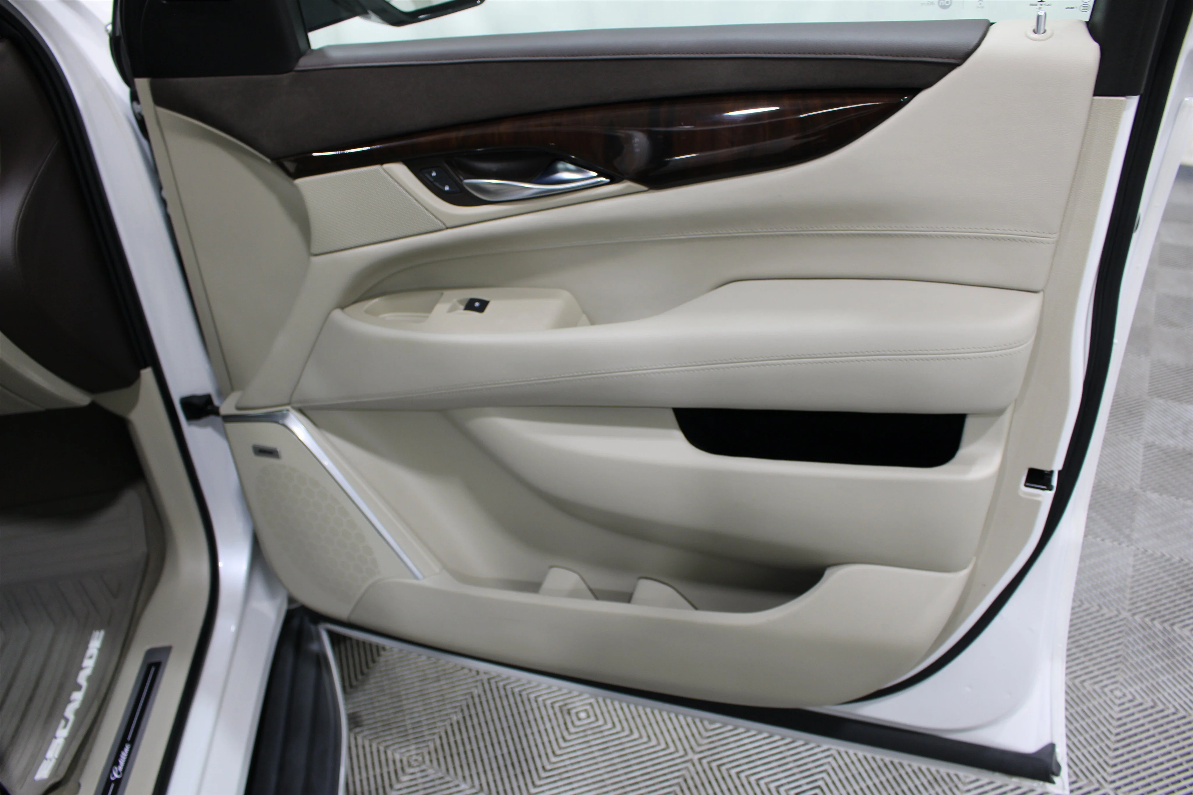 2016 Cadillac Escalade Luxury - Photo 28