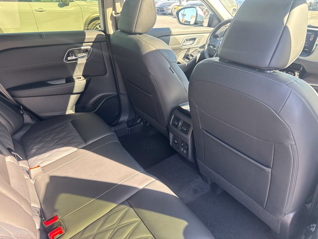 New 2026 Everest White Pearl TriCoat Nissan Platinum image 18