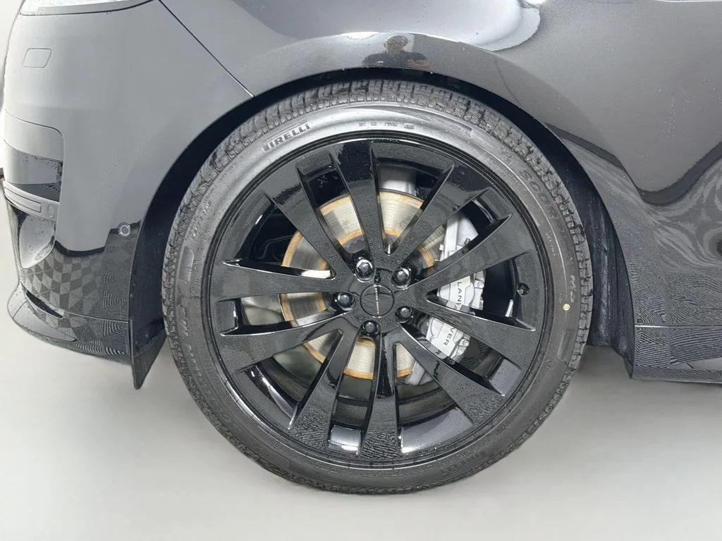 New 2026 Santorini Black Land Rover Dynamic SE image 33