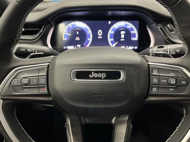 New 2026 Diamond Black Crystal Pearl-Coat Exterior Paint Jeep Limited image 17
