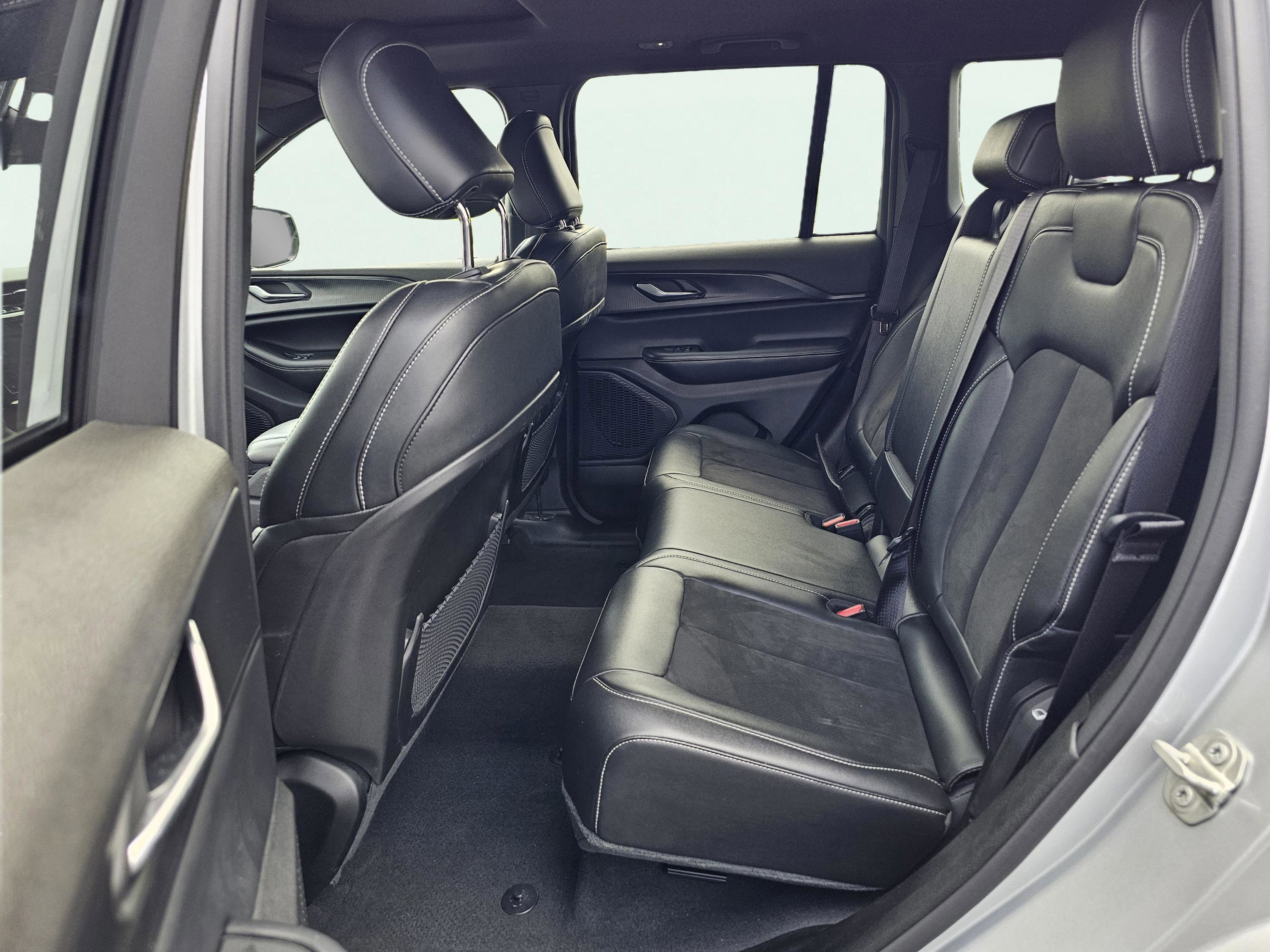 Used 2023 Silver Zynith Jeep Altitude image 31
