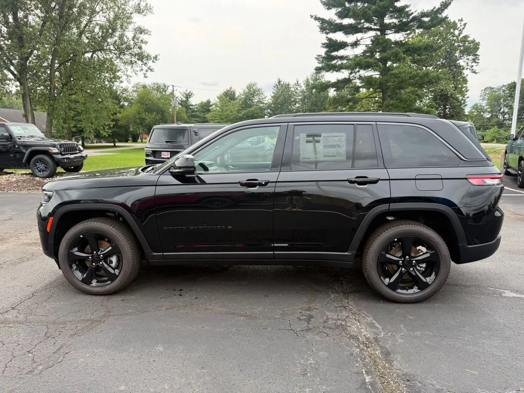 New 2026 Diamond Black Crystal Pearlcoat Jeep Limited image 7