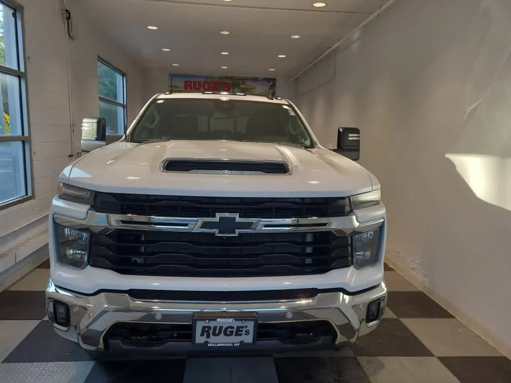 Used 2025 Summit White Chevrolet LT image 6