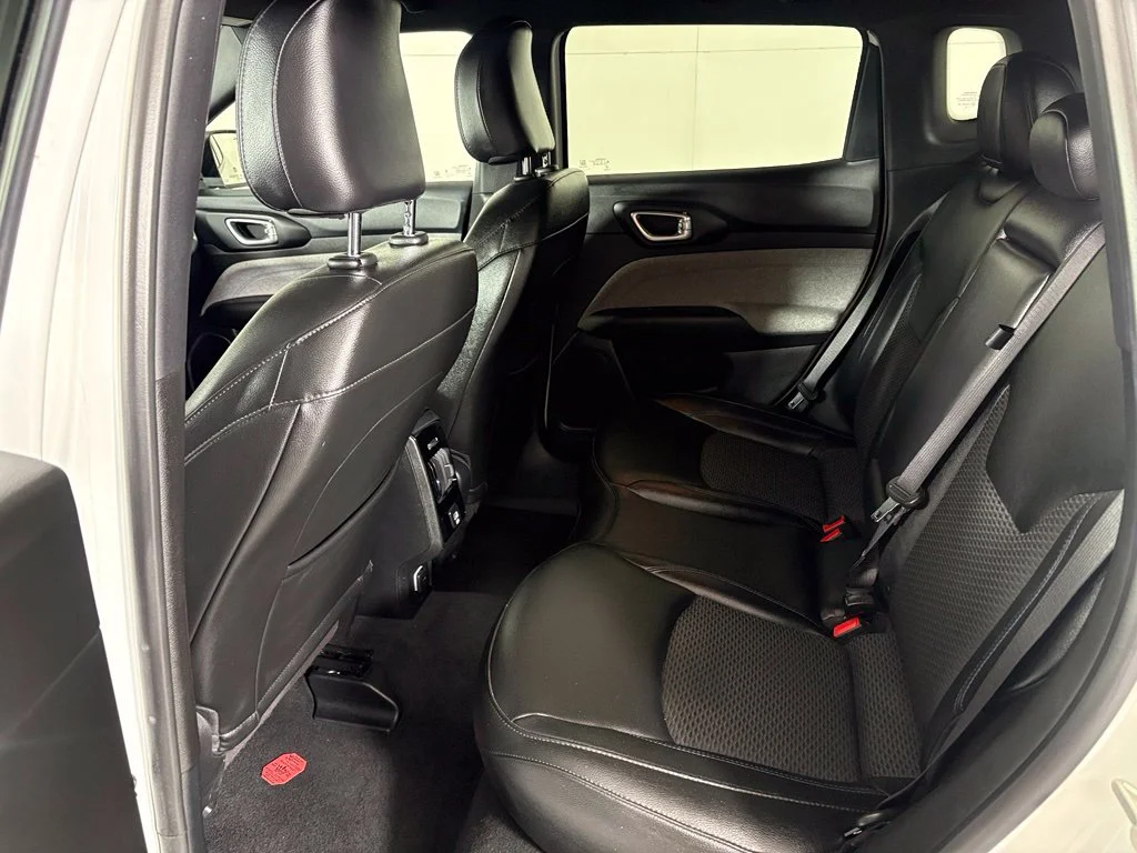 Used 2024 White Jeep Latitude image 34