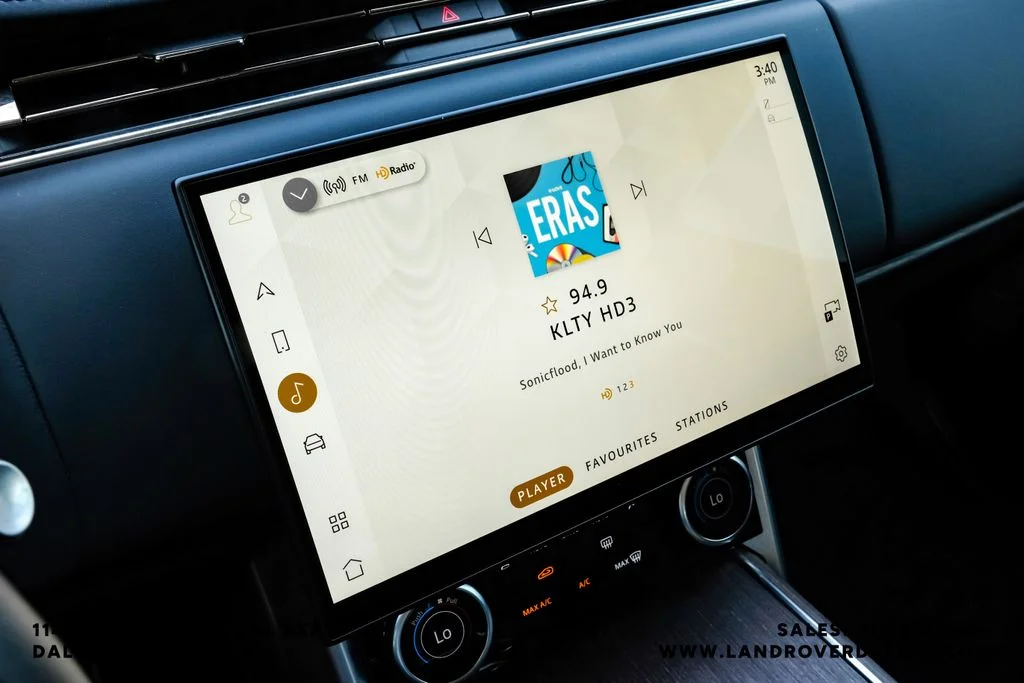 Used 2023 Grey Land Rover SE image 29
